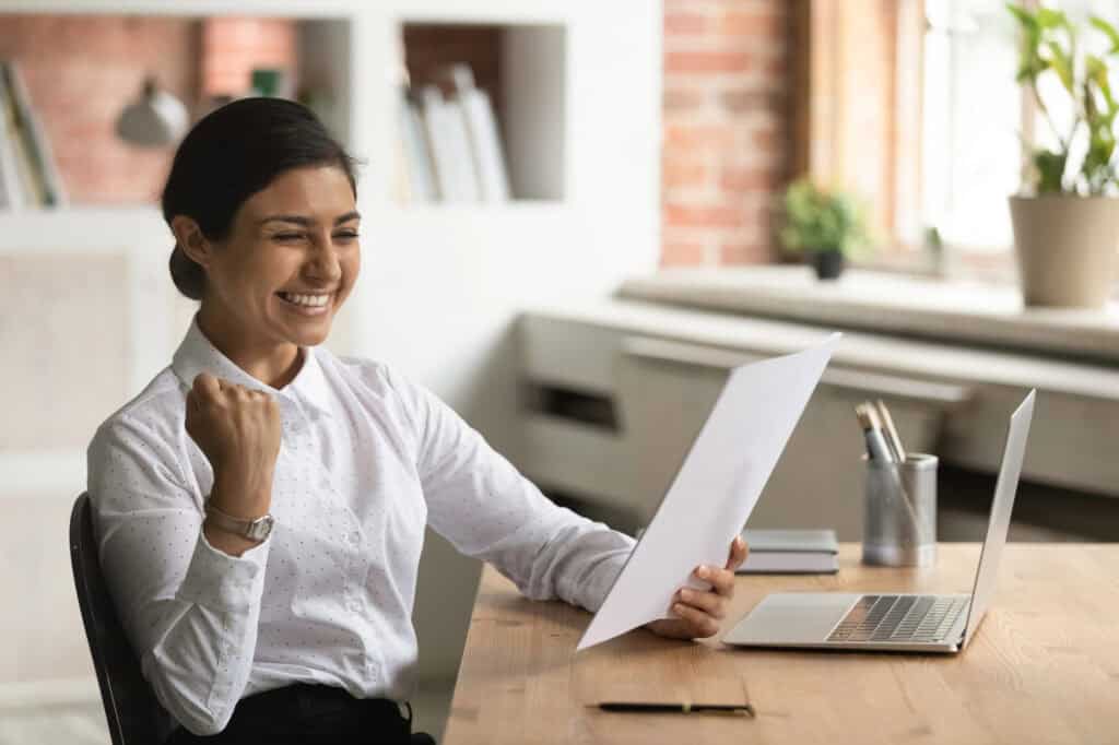 Depositphotos_470708950_L girl getting a new job offer